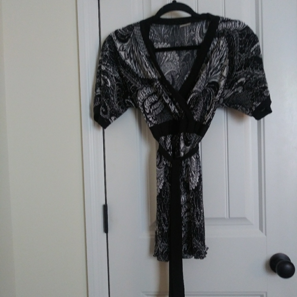 Black & White Accordion Fabric Top